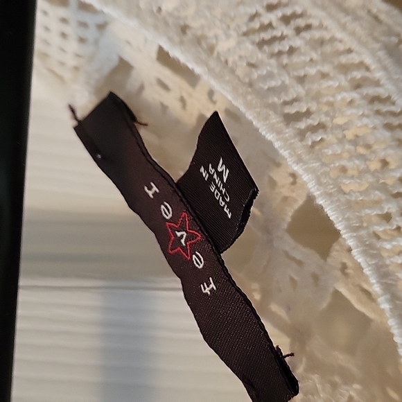 Ladies boutique style cream overlay, size medium, beautiful lace cut - Picture 2 of 5